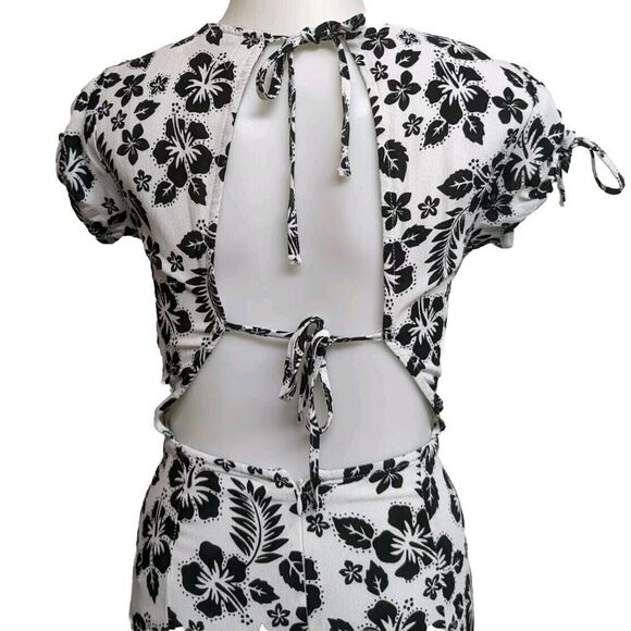 Urban Outfitters Dress Mini Backless Peep Hole Short Sleeves Ties on Back B&W XS - Picture 5 of 9